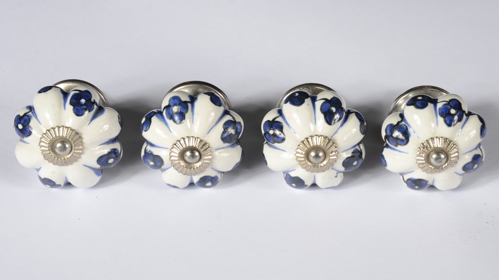 Conjunto com 4 maçanetas de porcelana azul e branca - foto 1 de 3