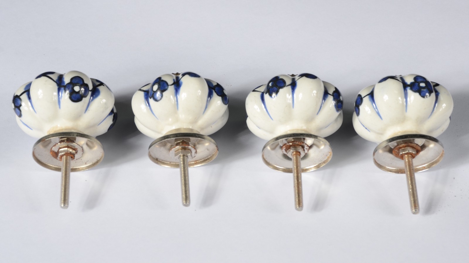 Conjunto com 4 maçanetas de porcelana azul e branca - foto 3 de 3