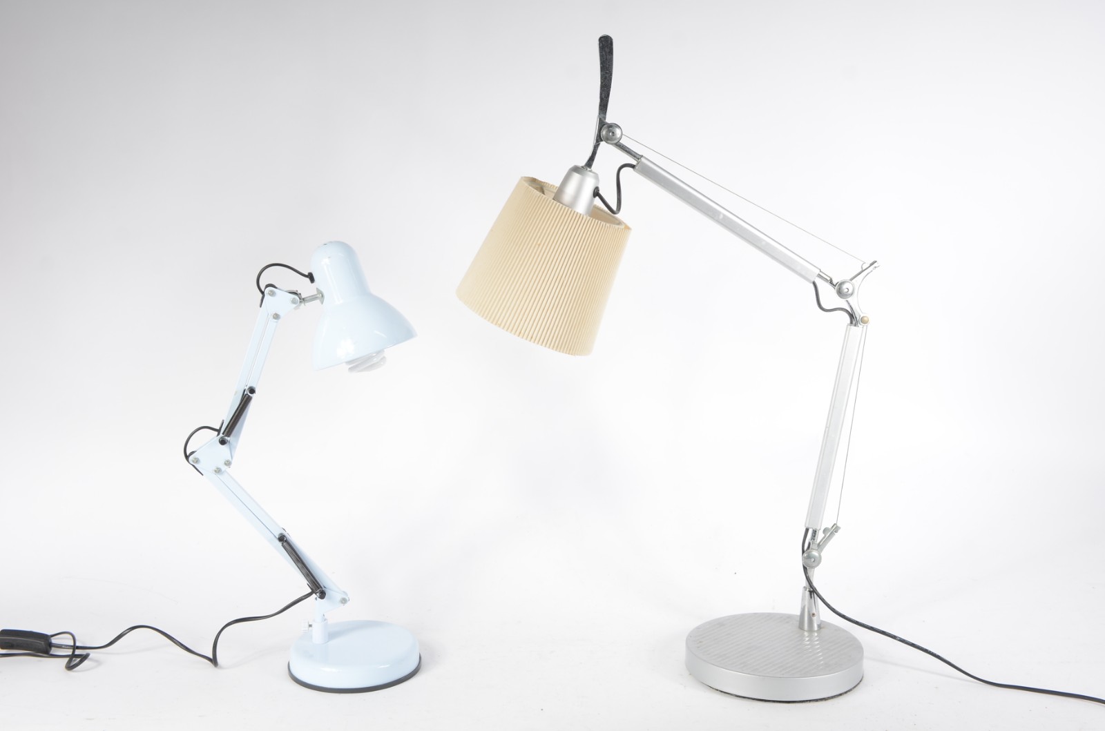 Duas luminárias articuladas, modelos diferentes (desgastes) - foto 1 de 11