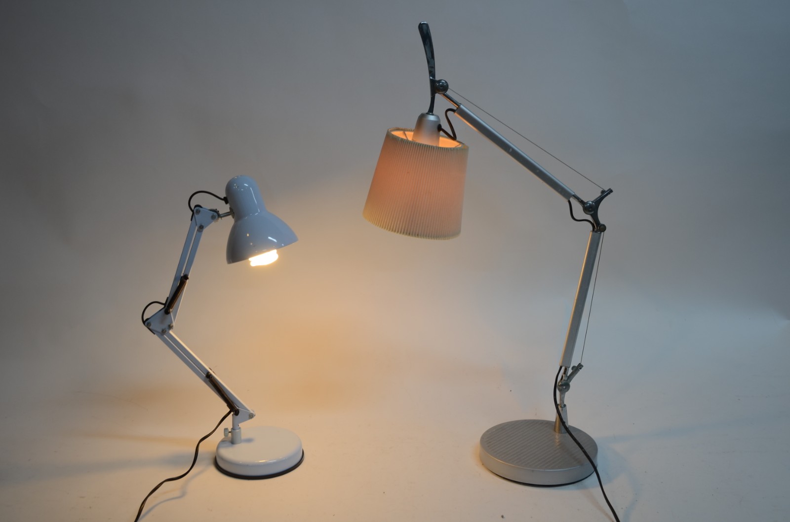 Duas luminárias articuladas, modelos diferentes (desgastes) - foto 2 de 11