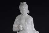 Primavera - Escultura de ceramica vitrificada branca representando figura feminina