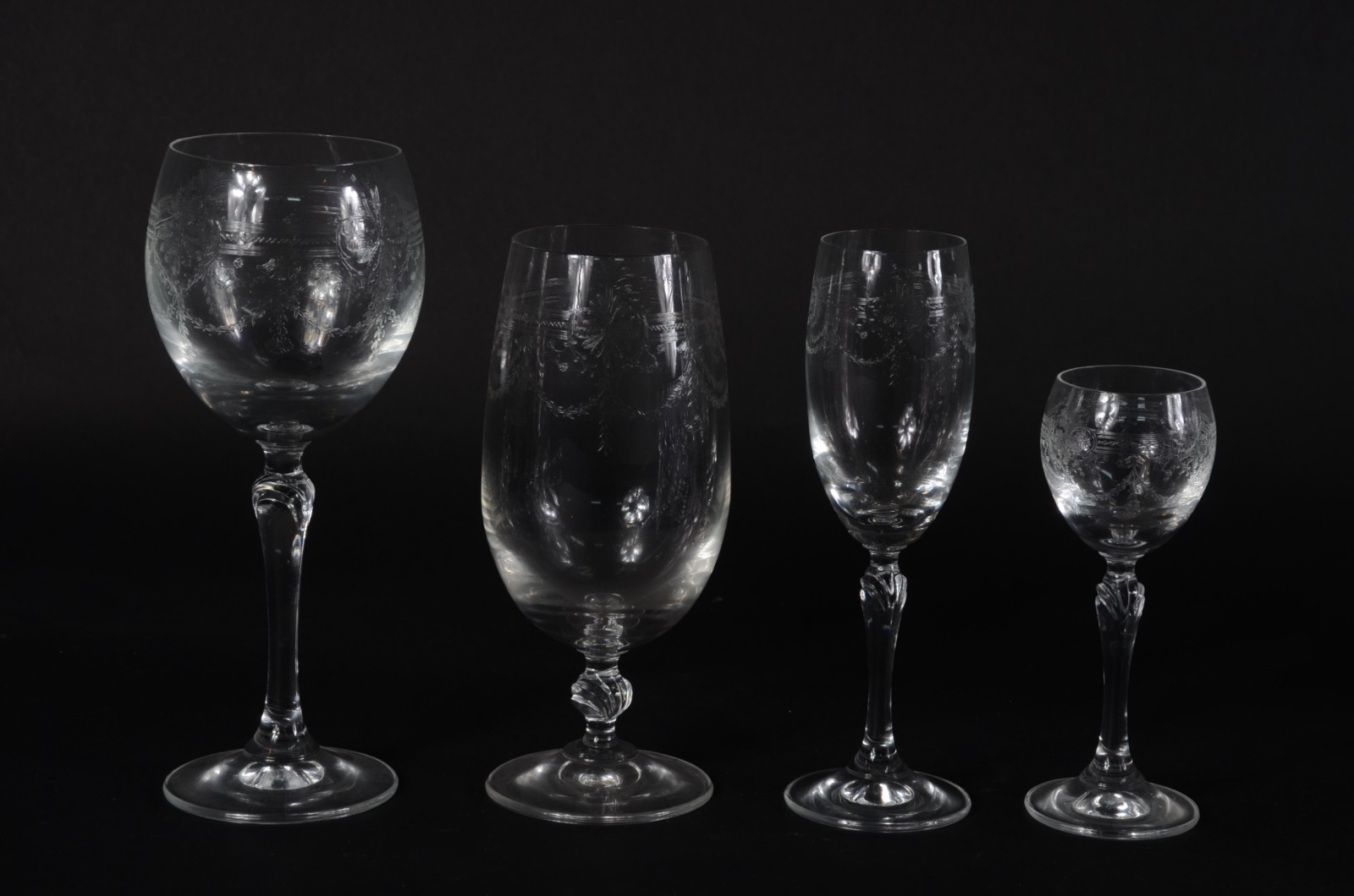 Serviço de cristal tcheco lavrado com guirlandas, composto de: 11... - foto 2 de 2