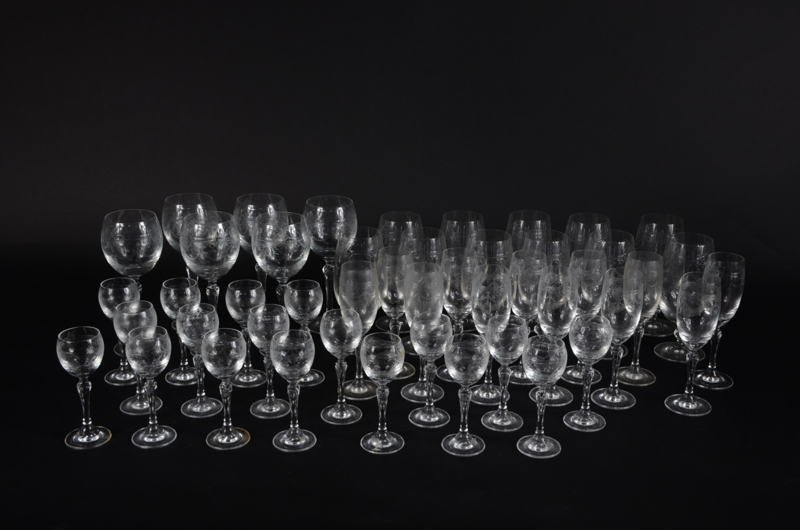 Serviço de cristal tcheco lavrado com guirlandas, composto de: 11... - foto 1 de 2