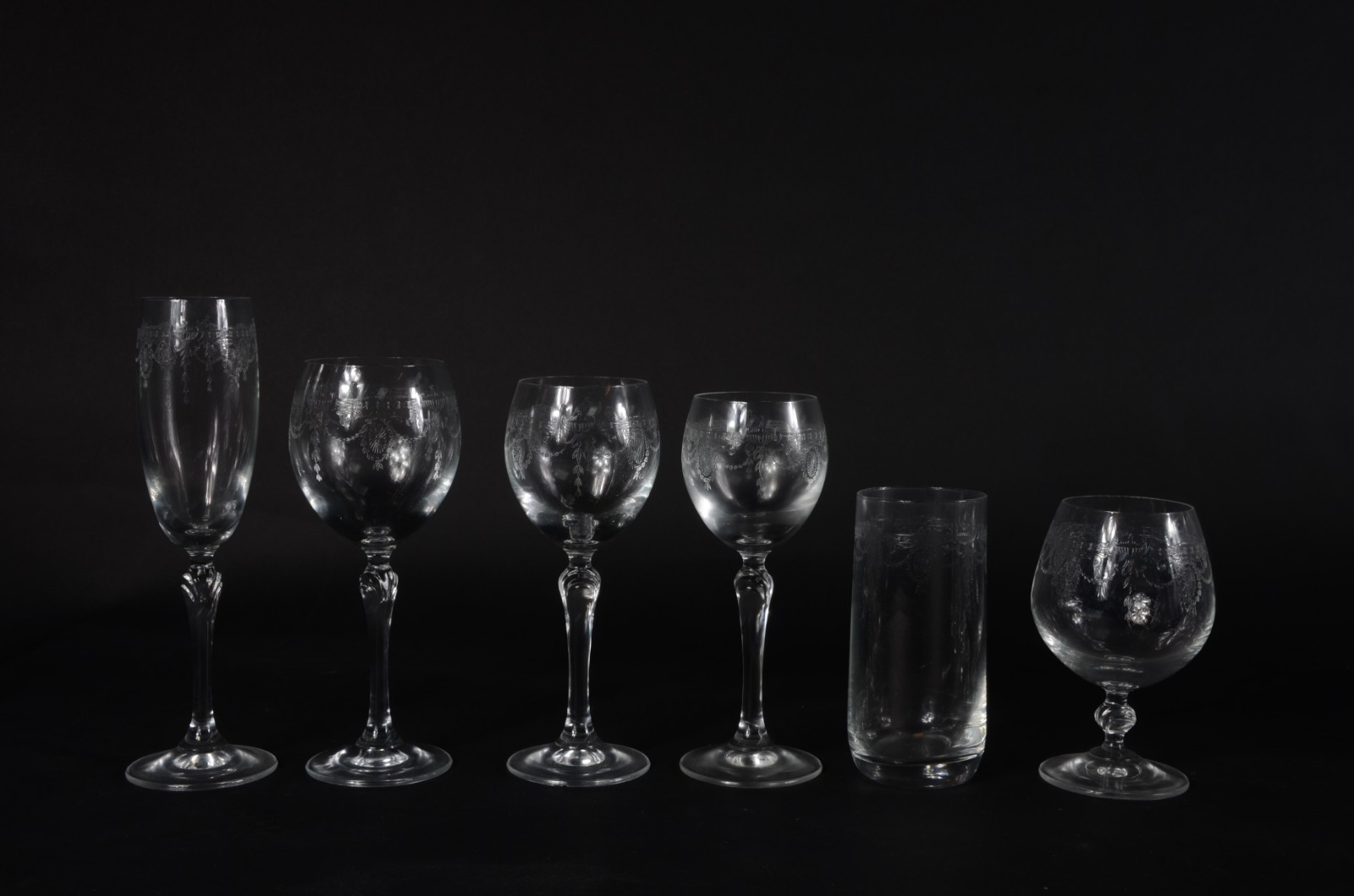 Serviço de cristal tcheco lavrado com guirlndas, composto de: 9... - foto 2 de 2
