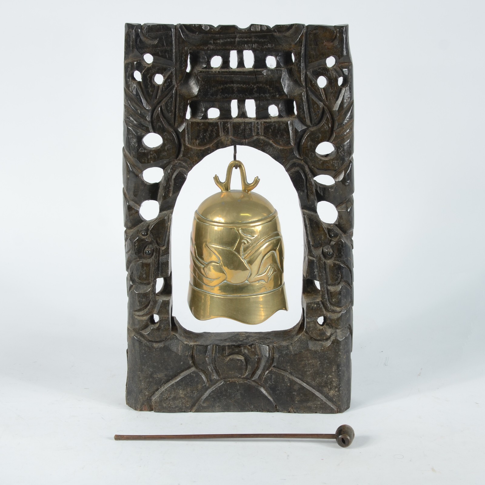 Sino de bronze chines com suporte de madeira entalhada e vazada... - foto 1 de 6
