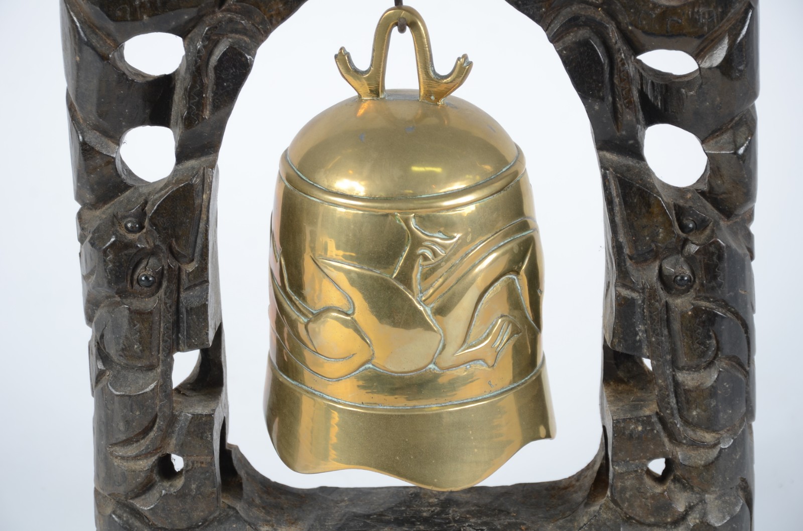 Sino de bronze chines com suporte de madeira entalhada e vazada... - foto 2 de 6