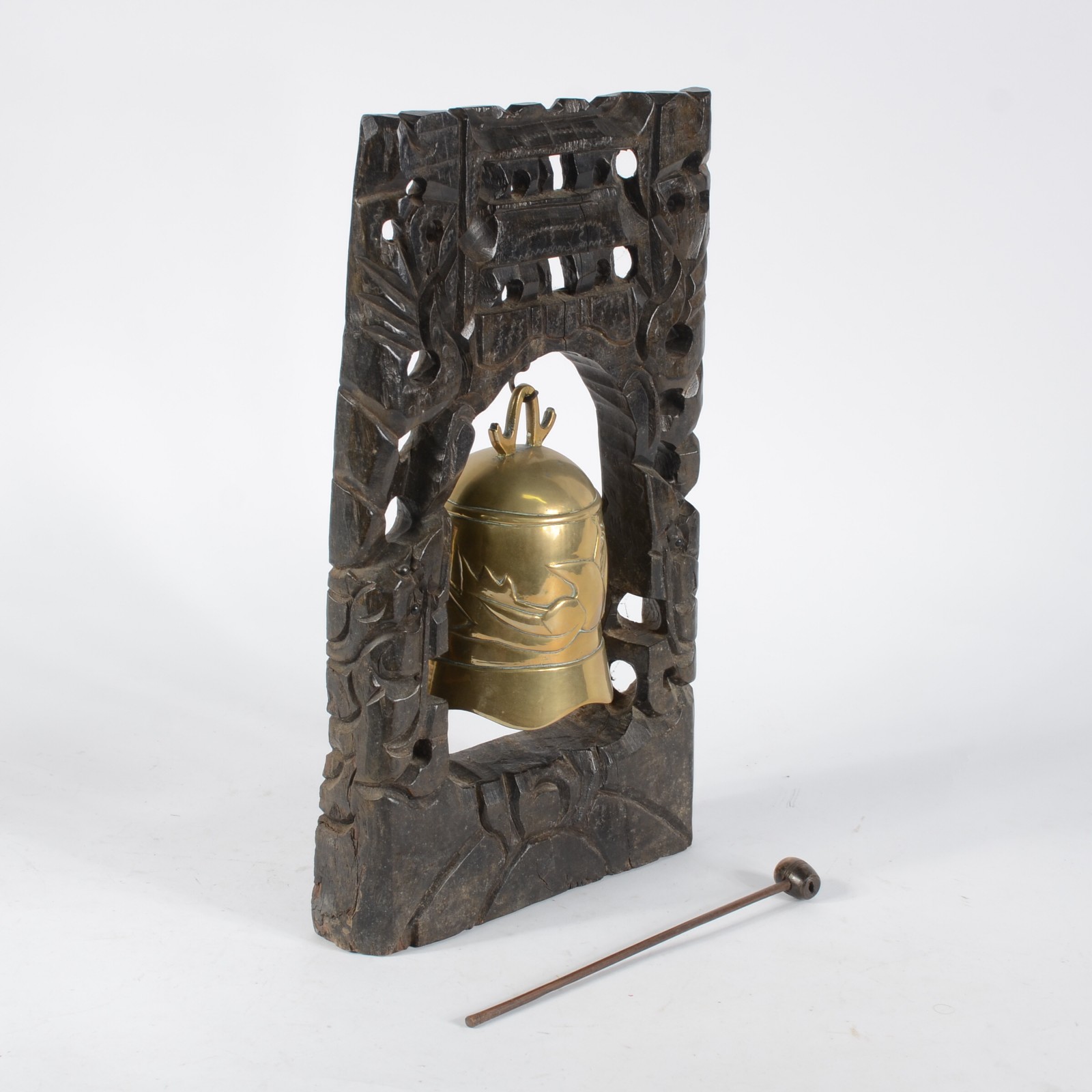 Sino de bronze chines com suporte de madeira entalhada e vazada... - foto 3 de 6