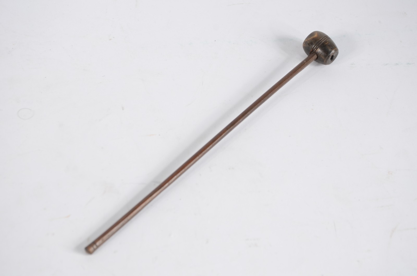 Sino de bronze chines com suporte de madeira entalhada e vazada... - foto 4 de 6