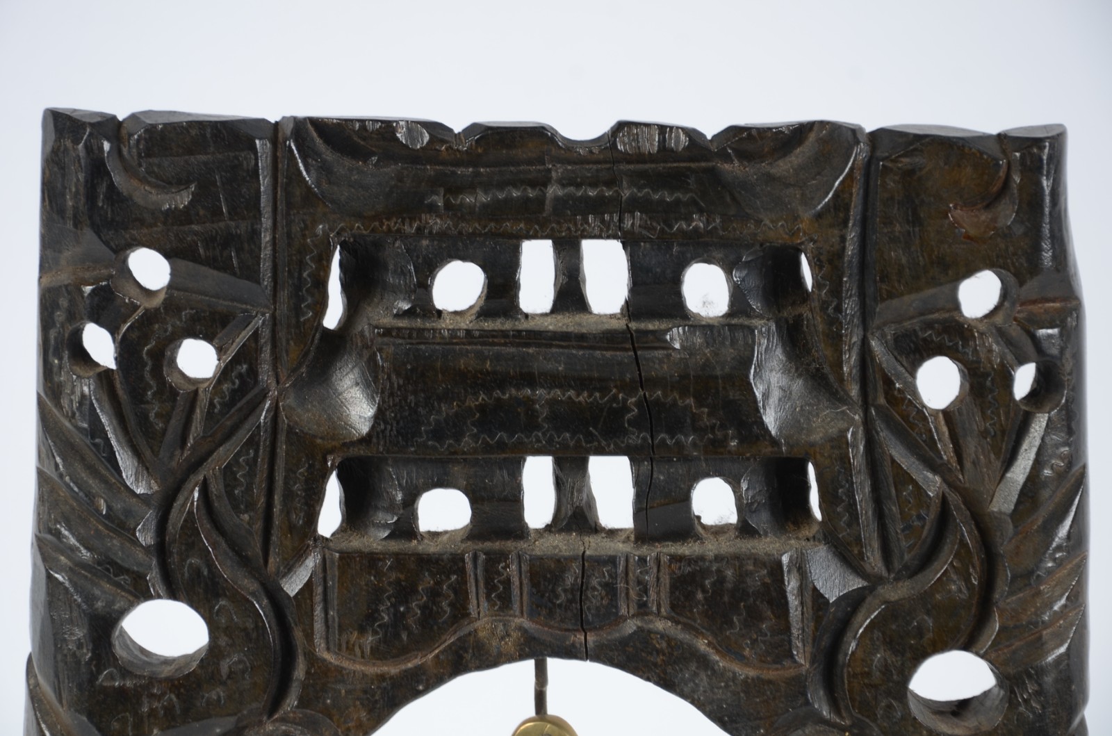 Sino de bronze chines com suporte de madeira entalhada e vazada... - foto 6 de 6