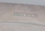 Três travessas de metal prateado com detalhes d... - Três travessas de metal prateado com detalhes dourados no feitio de frutos do mar.