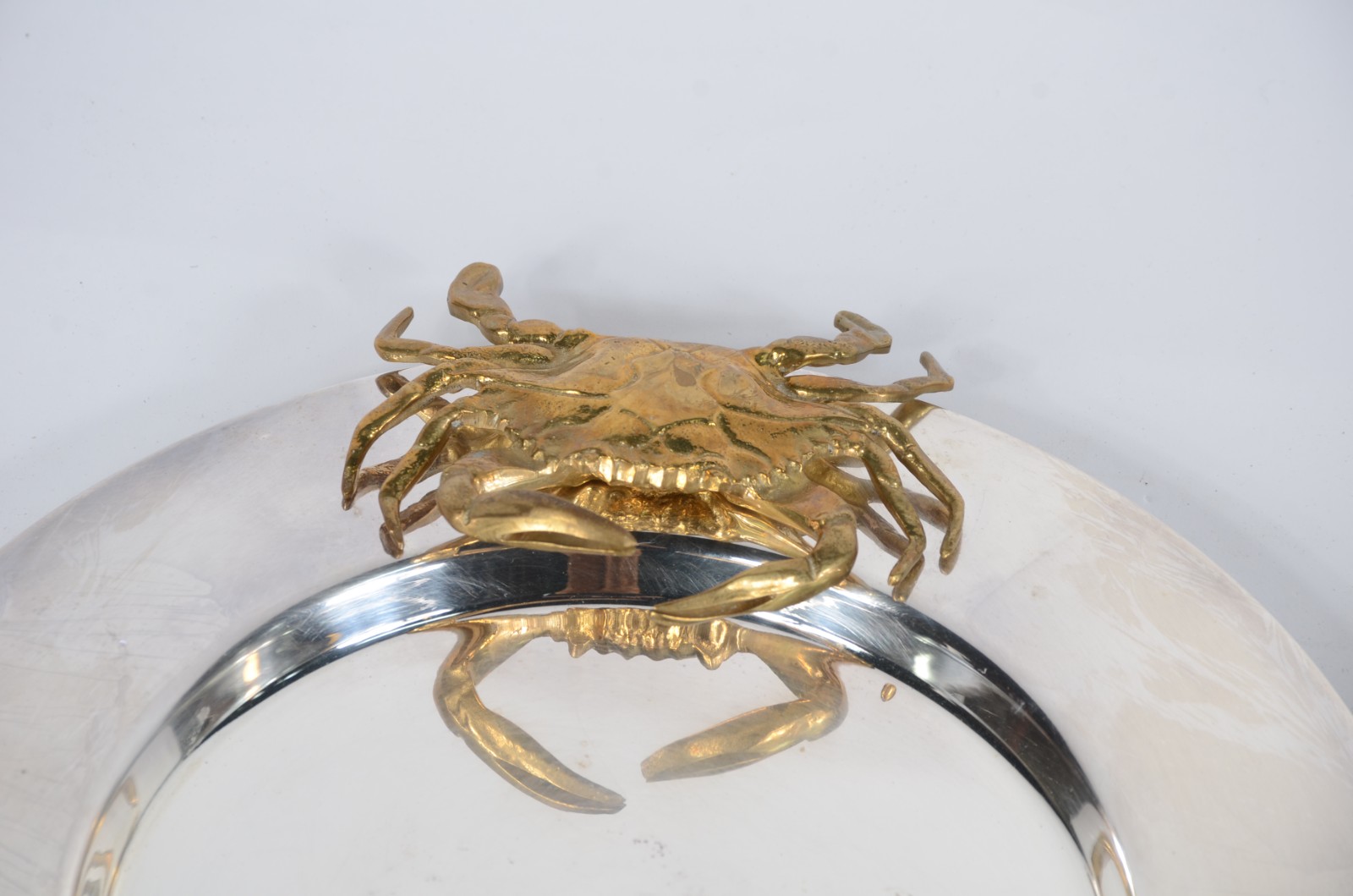 Três travessas de metal prateado com detalhes dourados no feitio de... - foto 3 de 9