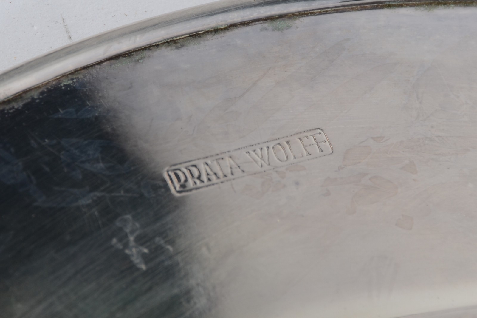 Três travessas de metal prateado com detalhes dourados no feitio de... - foto 9 de 9
