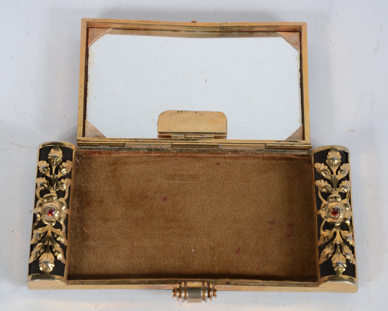 Peça para toilette (trousse) em tecido preto. Anos 1930. Desgastes. - foto 2 de 8
