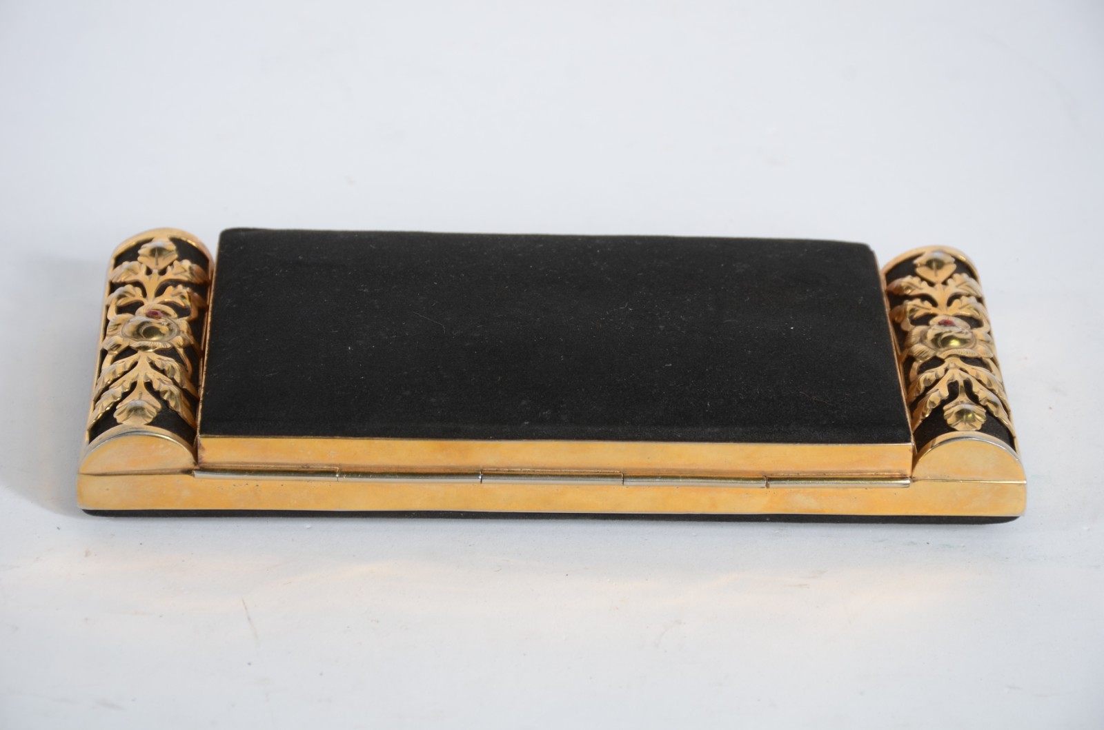 Peça para toilette (trousse) em tecido preto. Anos 1930. Desgastes. - foto 6 de 8