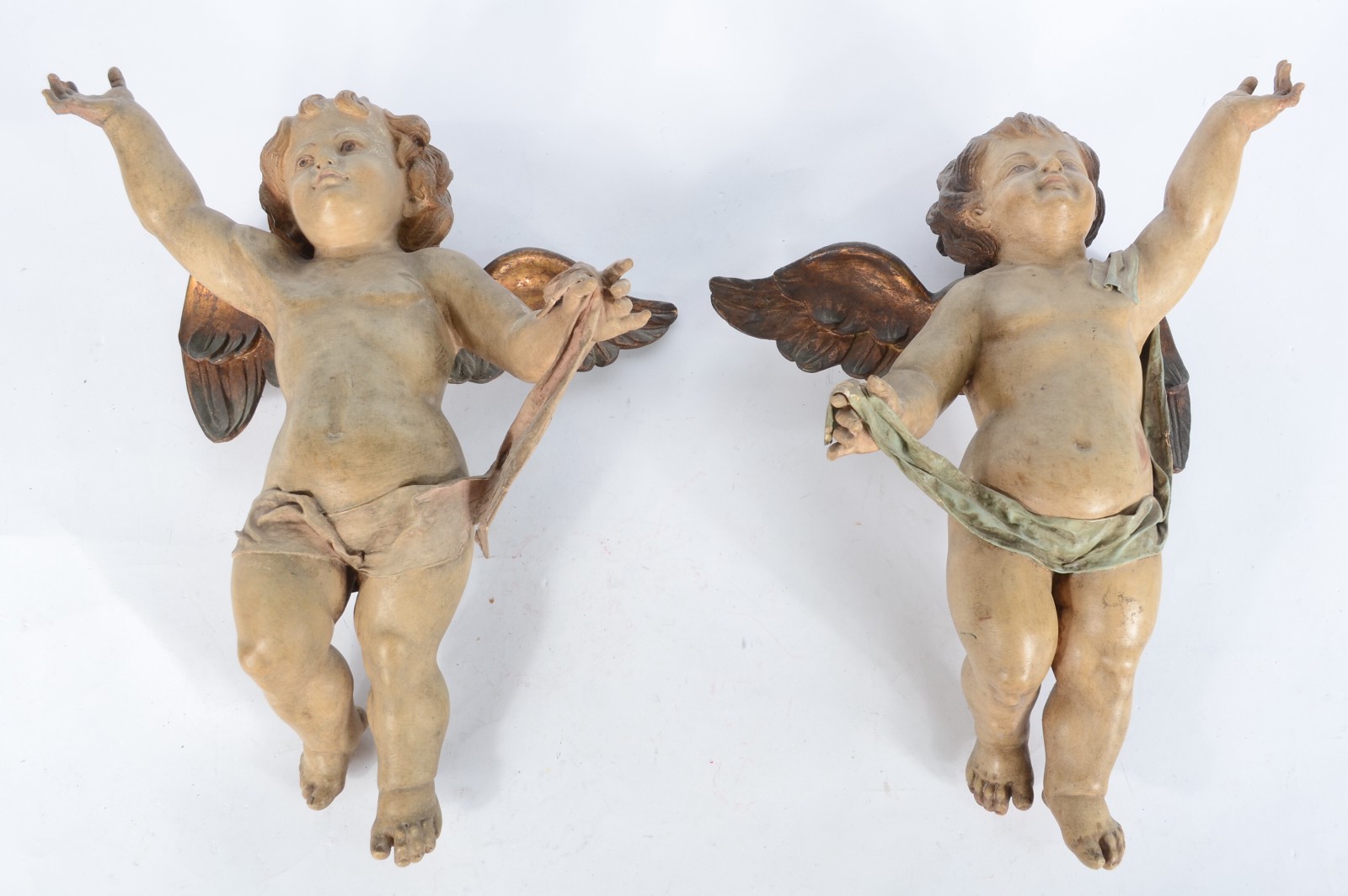 Par de belíssimas esculturas de madeira entalhada e policromada... - foto 1 de 10