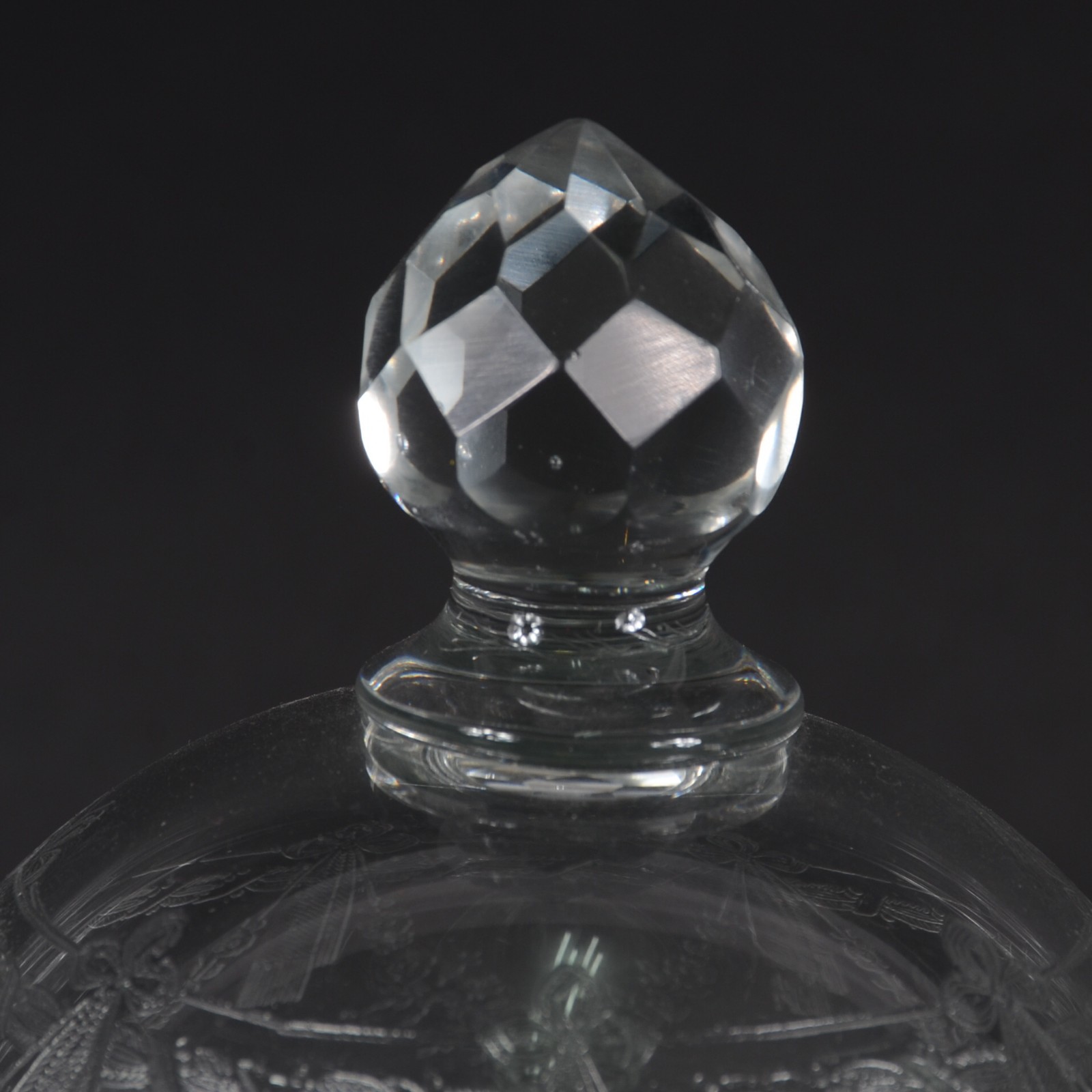 Compoteira de cristal frances lavrado com présentoir, pega da tampa... - foto 2 de 7