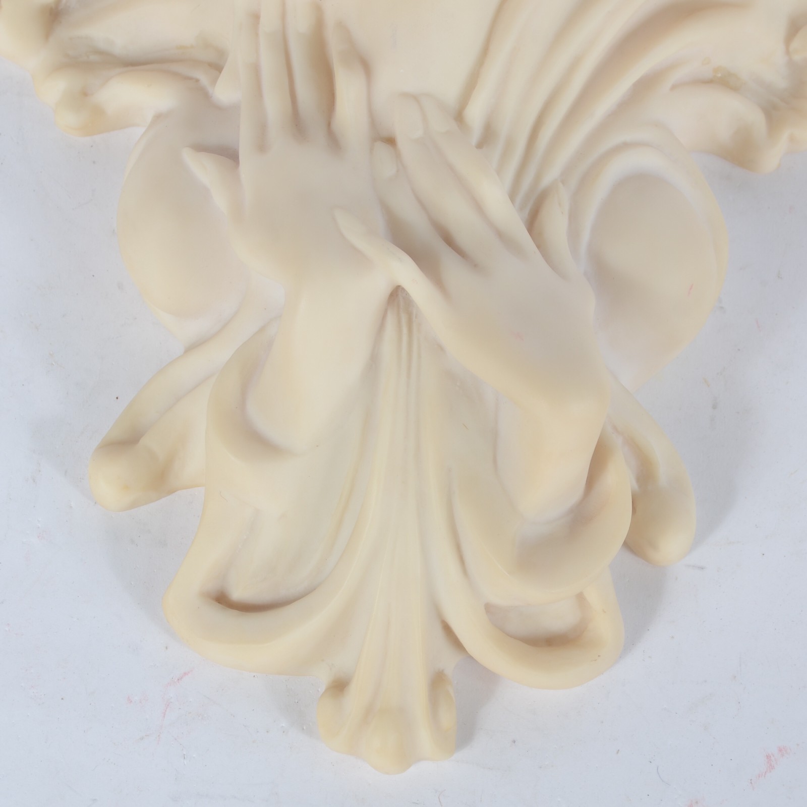 Peanha de resina com figura feminina, estilo Art Noveau. - foto 3 de 4