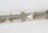 Chicote para montaria de couro e metal prateado... - Chicote para montaria de couro e metal prateado. Desgastes.
