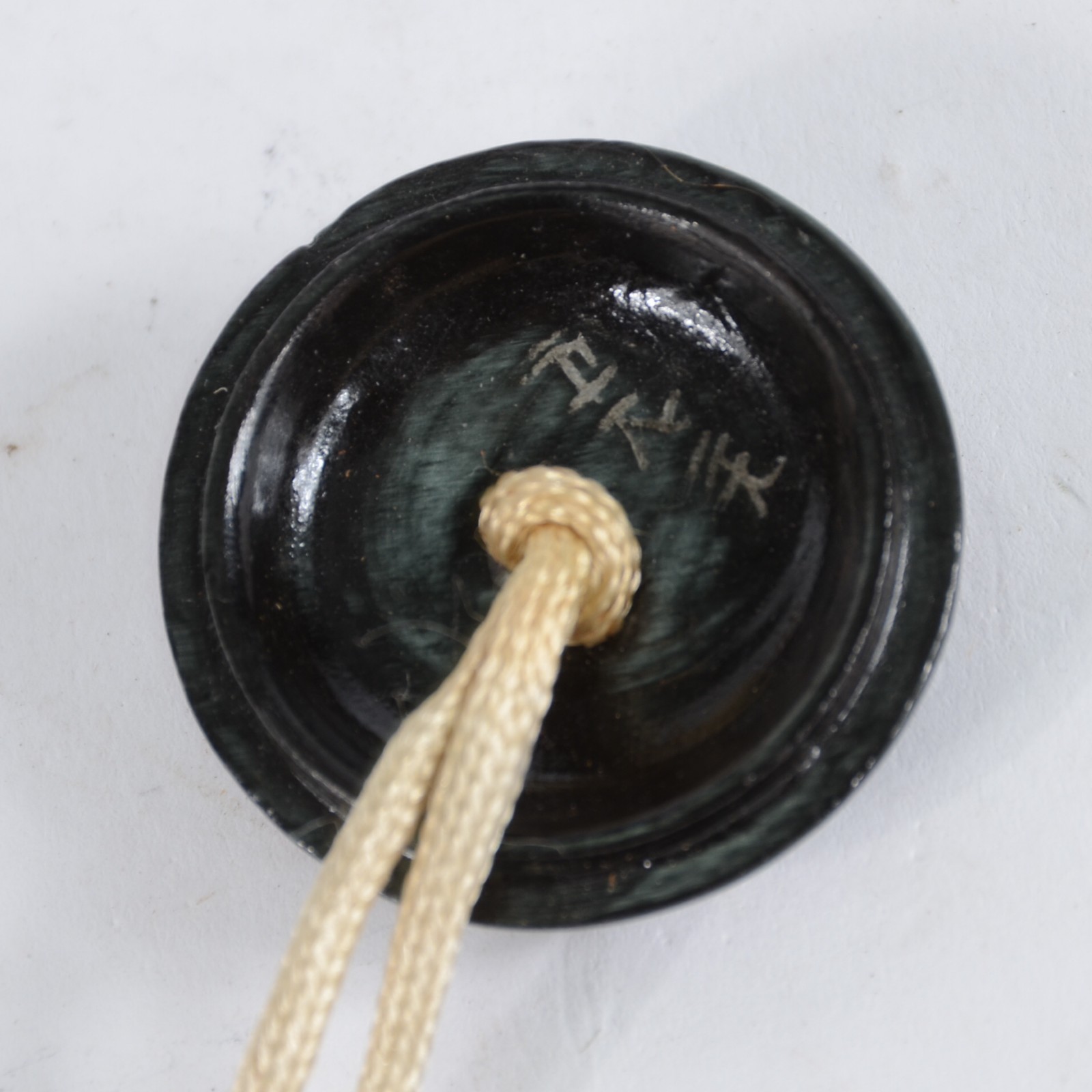 Netsuke estilo “Manju”, em laca preta com emblema floral dourado, de... - foto 2 de 5