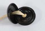 Netsuke estilo “Manju”, em laca preta com emble... - Netsuke estilo “Manju”, em laca preta com emblema floral dourado, de família aristocrática, séc. XIX. Assinado na parte interna.