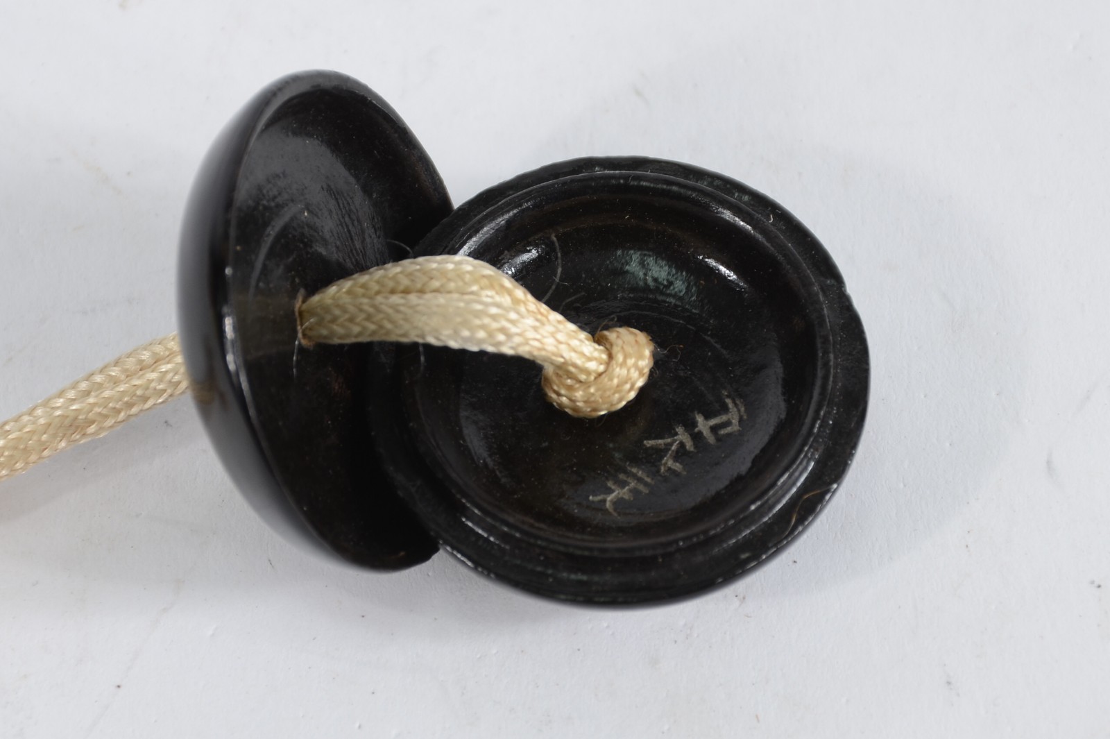 Netsuke estilo “Manju”, em laca preta com emblema floral dourado, de... - foto 5 de 5