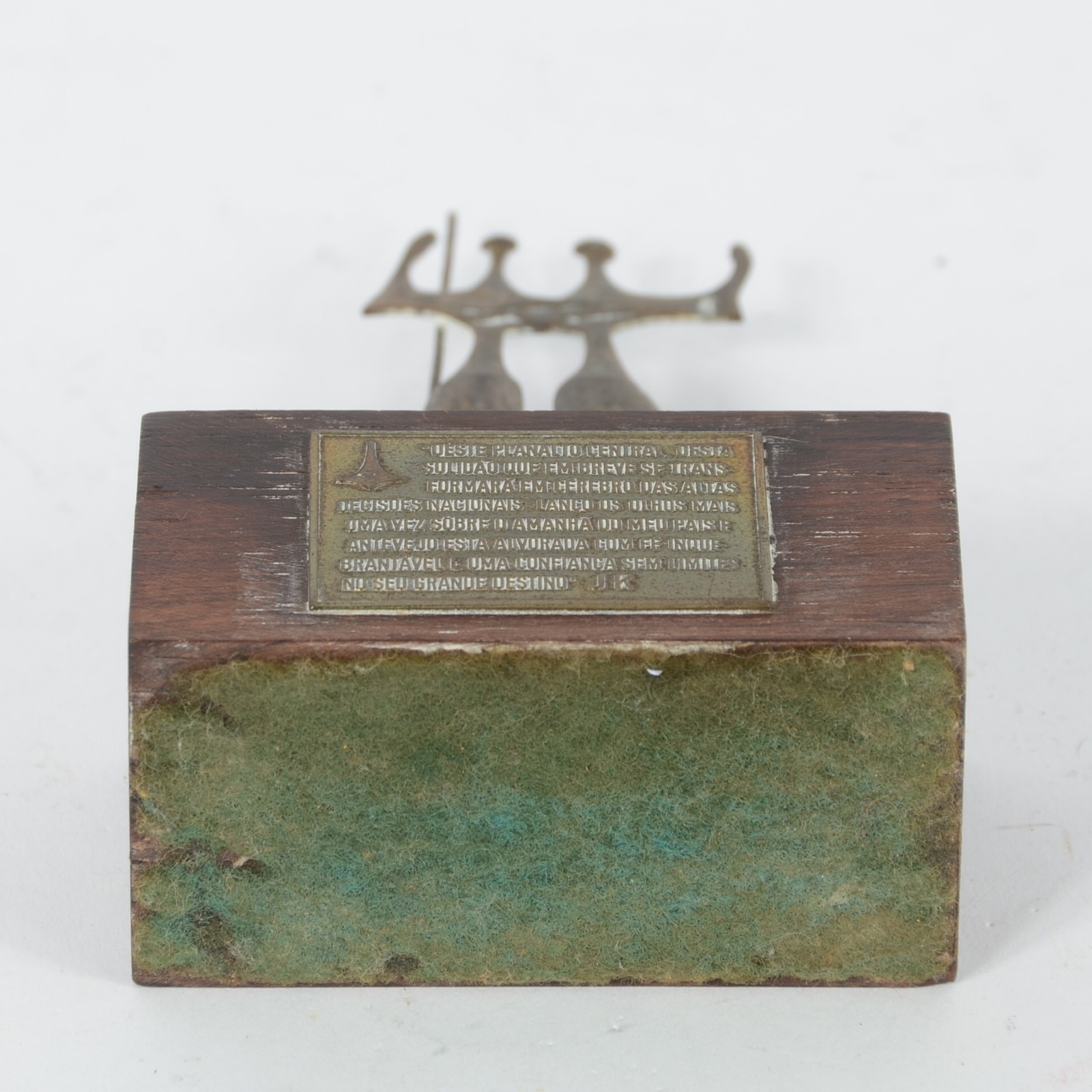 Souvenir de Brasilia com escultura de metal representando Candangos... - foto 8 de 8