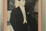 Fotografia de Juscelino Kubistchek em porta ret... - Fotografia de Juscelino Kubistchek em porta retrato de metal,  com dedicatória e autografado pelo presidente.