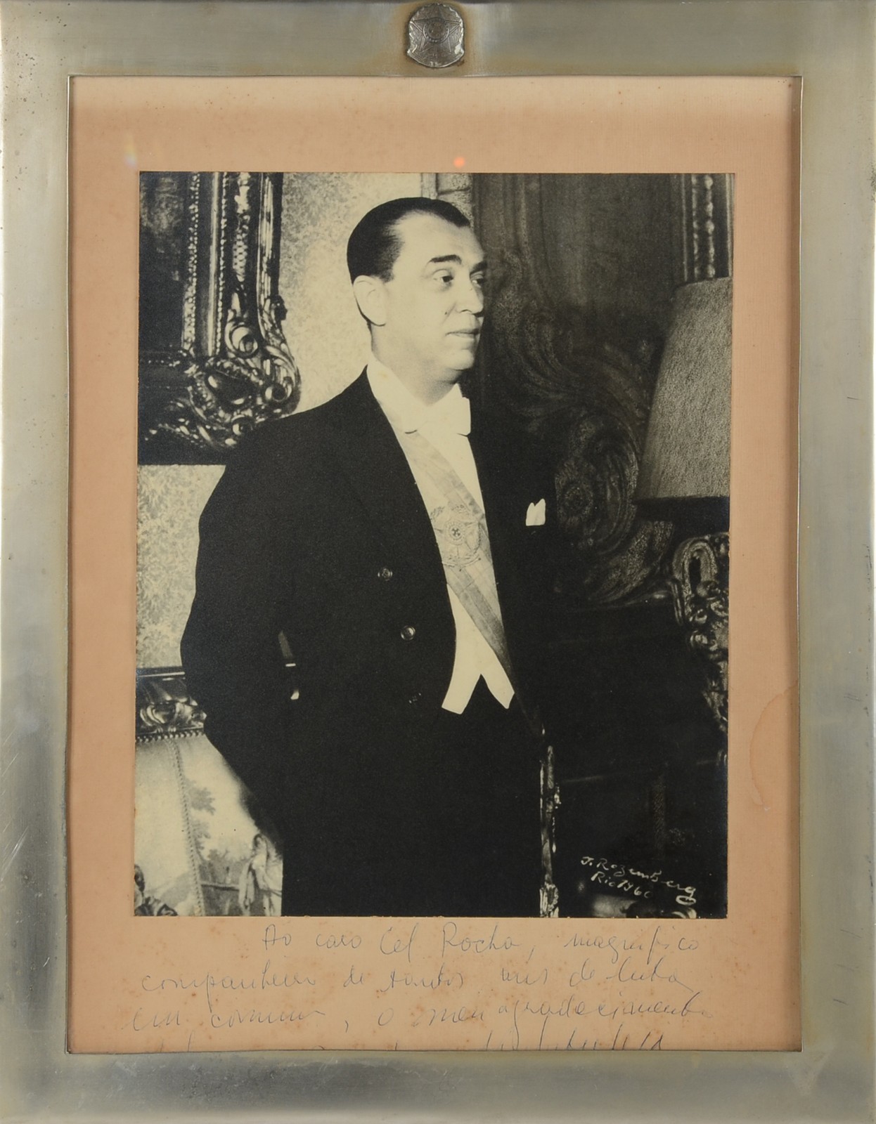 Fotografia de Juscelino Kubistchek em porta retrato de metal, com... - foto 2 de 6