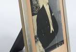 Fotografia de Juscelino Kubistchek em porta ret... - Fotografia de Juscelino Kubistchek em porta retrato de metal,  com dedicatória e autografado pelo presidente.