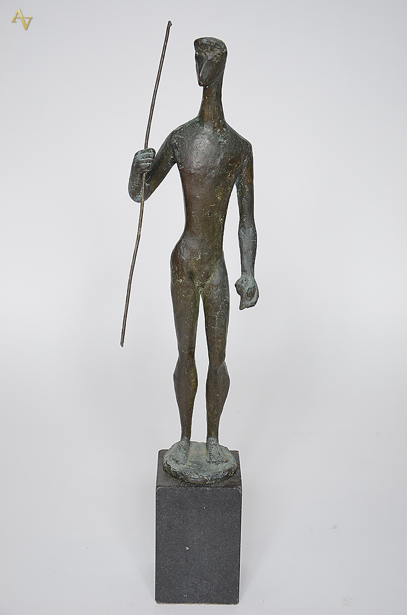 Escultura de bronze representando figura com lança, base de mármore... - foto 1 de 2