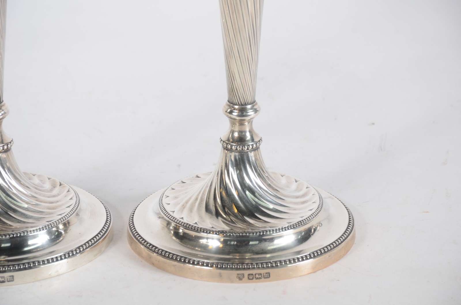 Par de castiçais de prata inglesa, decorados com gomos, contraste de... - foto 4 de 9