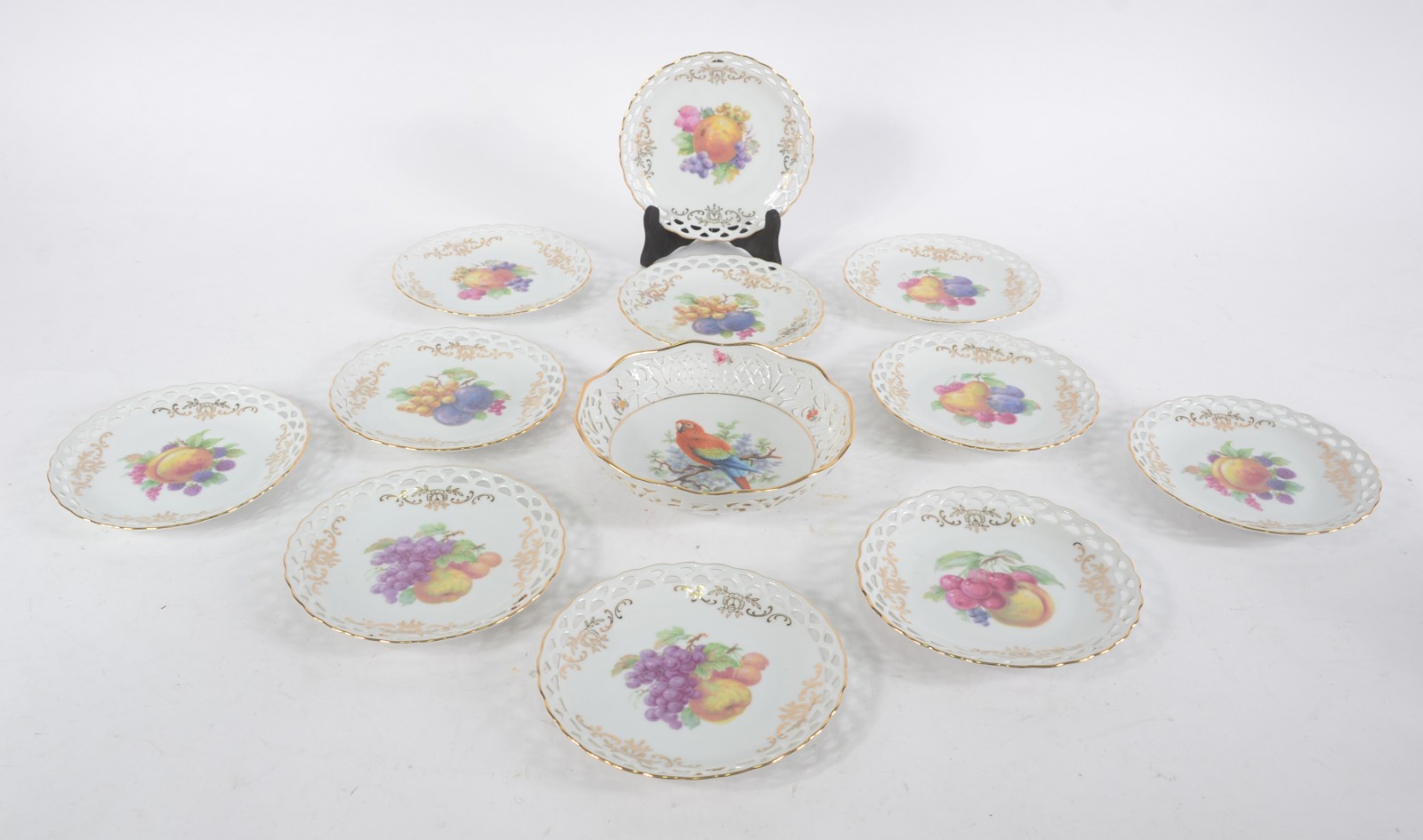 Conjunto com 11 pratos de sobremesa de porcelana alemã, bordas... - foto 1 de 10