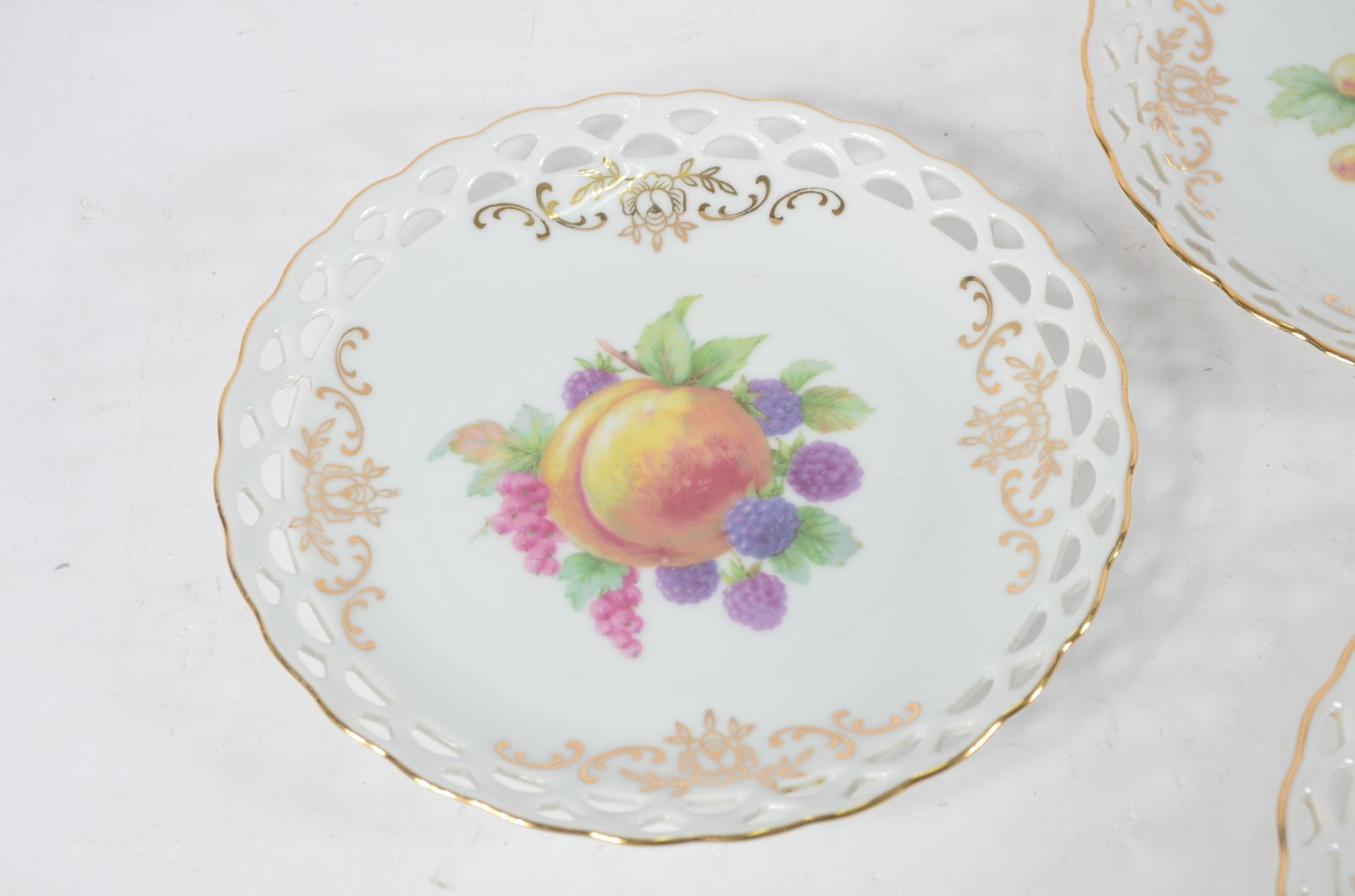 Conjunto com 11 pratos de sobremesa de porcelana alemã, bordas... - foto 2 de 10