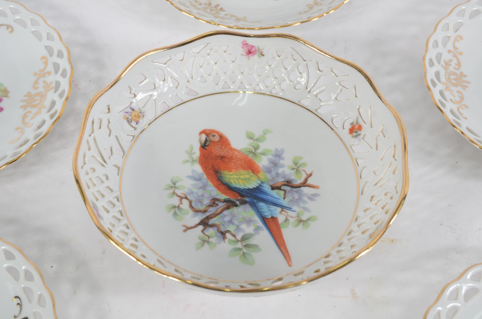 Conjunto com 11 pratos de sobremesa de porcelana alemã, bordas... - foto 3 de 10