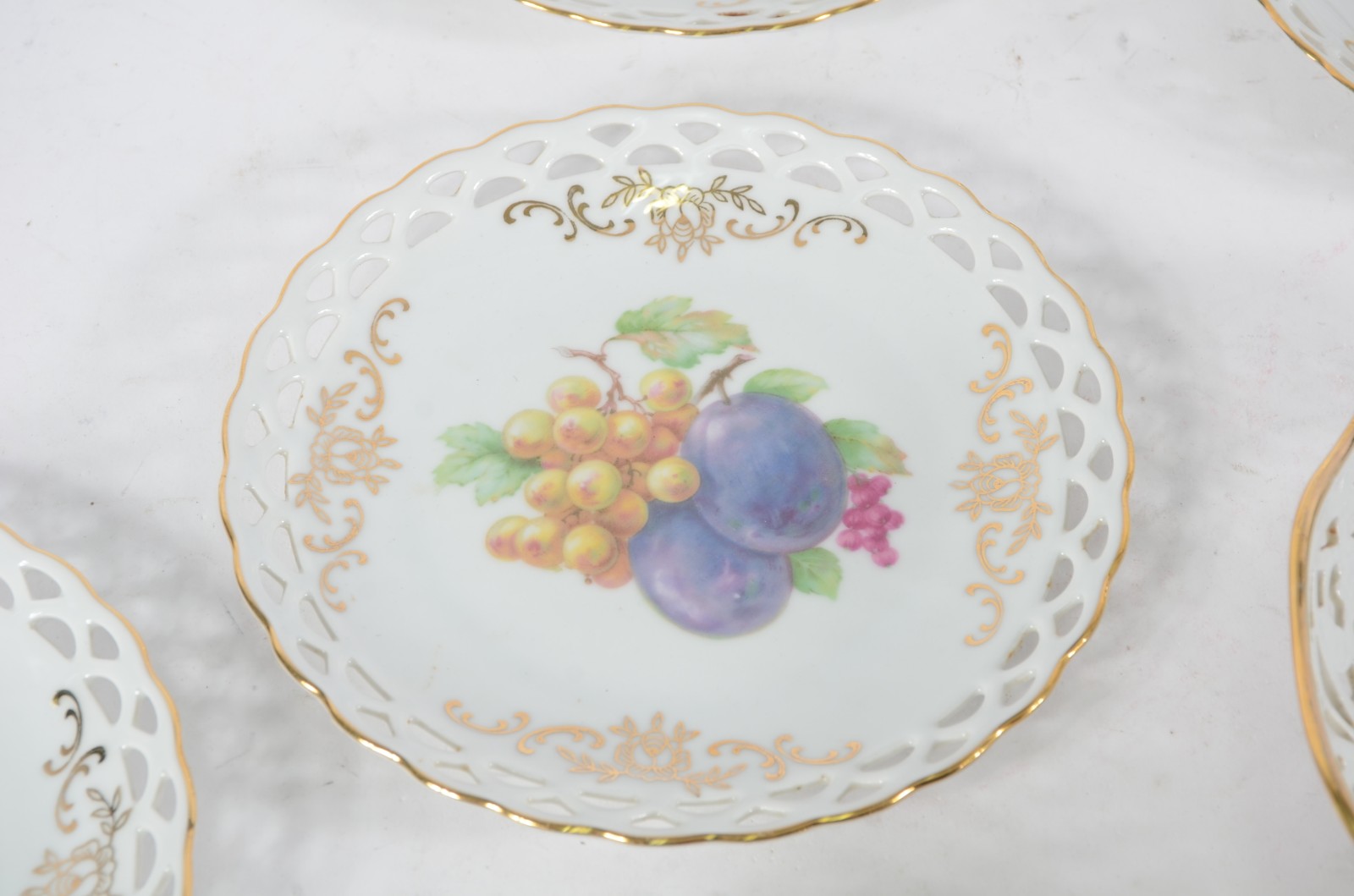 Conjunto com 11 pratos de sobremesa de porcelana alemã, bordas... - foto 4 de 10