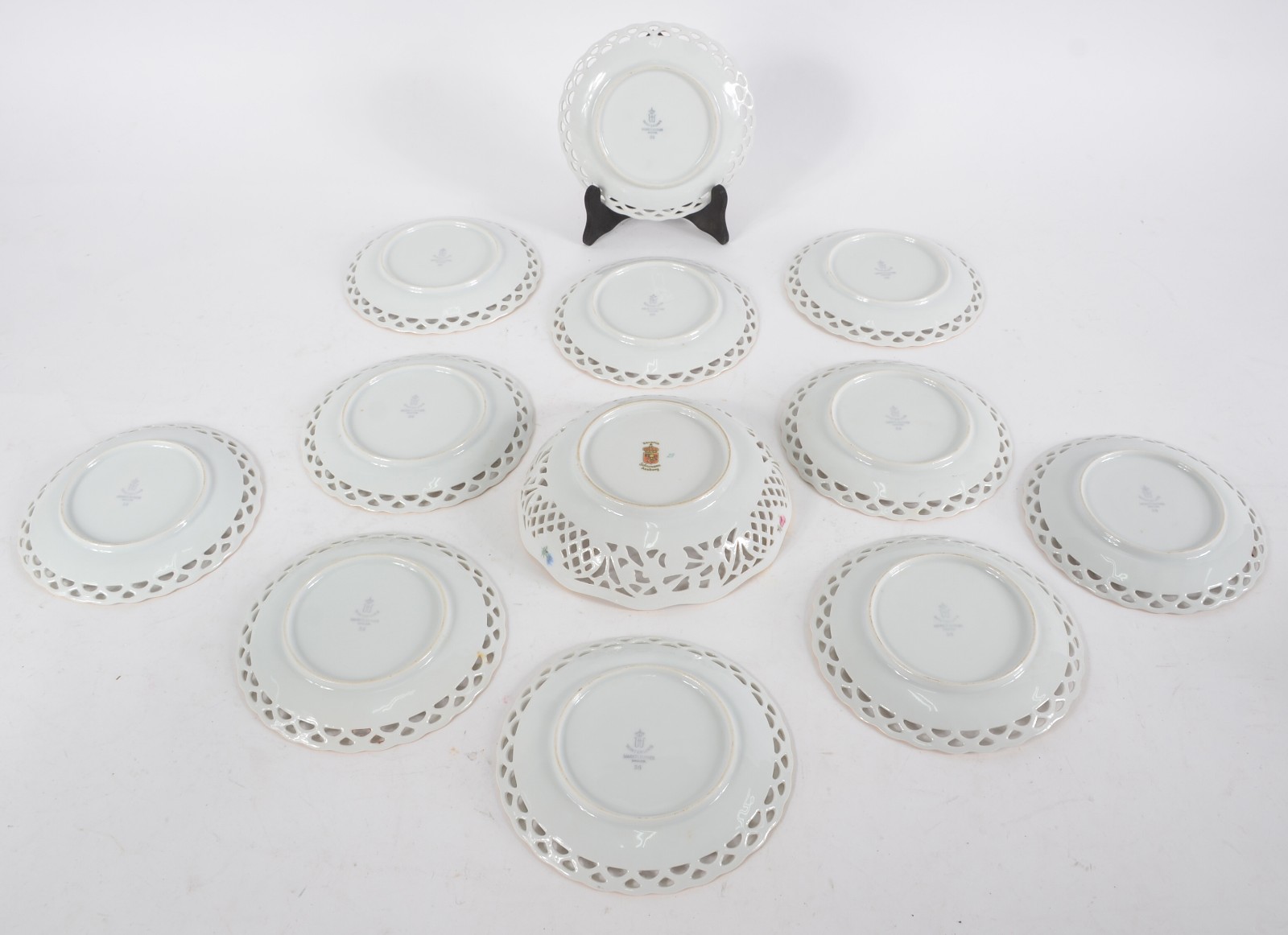 Conjunto com 11 pratos de sobremesa de porcelana alemã, bordas... - foto 7 de 10