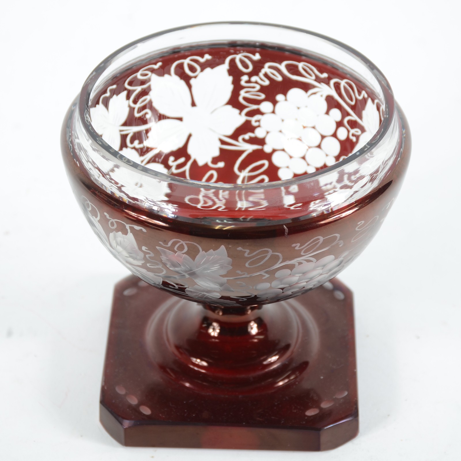 Bomboniere de cristal europeu na cor rubi lavrado com cachos de uvas... - foto 4 de 6