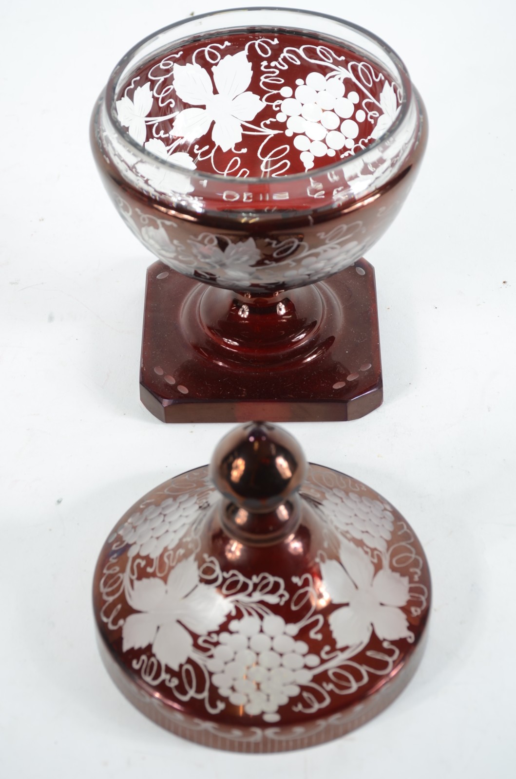 Bomboniere de cristal europeu na cor rubi lavrado com cachos de uvas... - foto 5 de 6