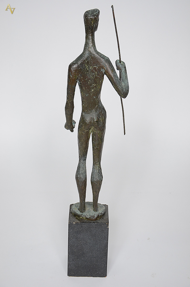 Escultura de bronze representando figura com lança, base de mármore... - foto 2 de 2