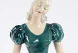 GOLDSCHEIDER,  - Escultura de porcelana americana policromada presentando figura feminina.