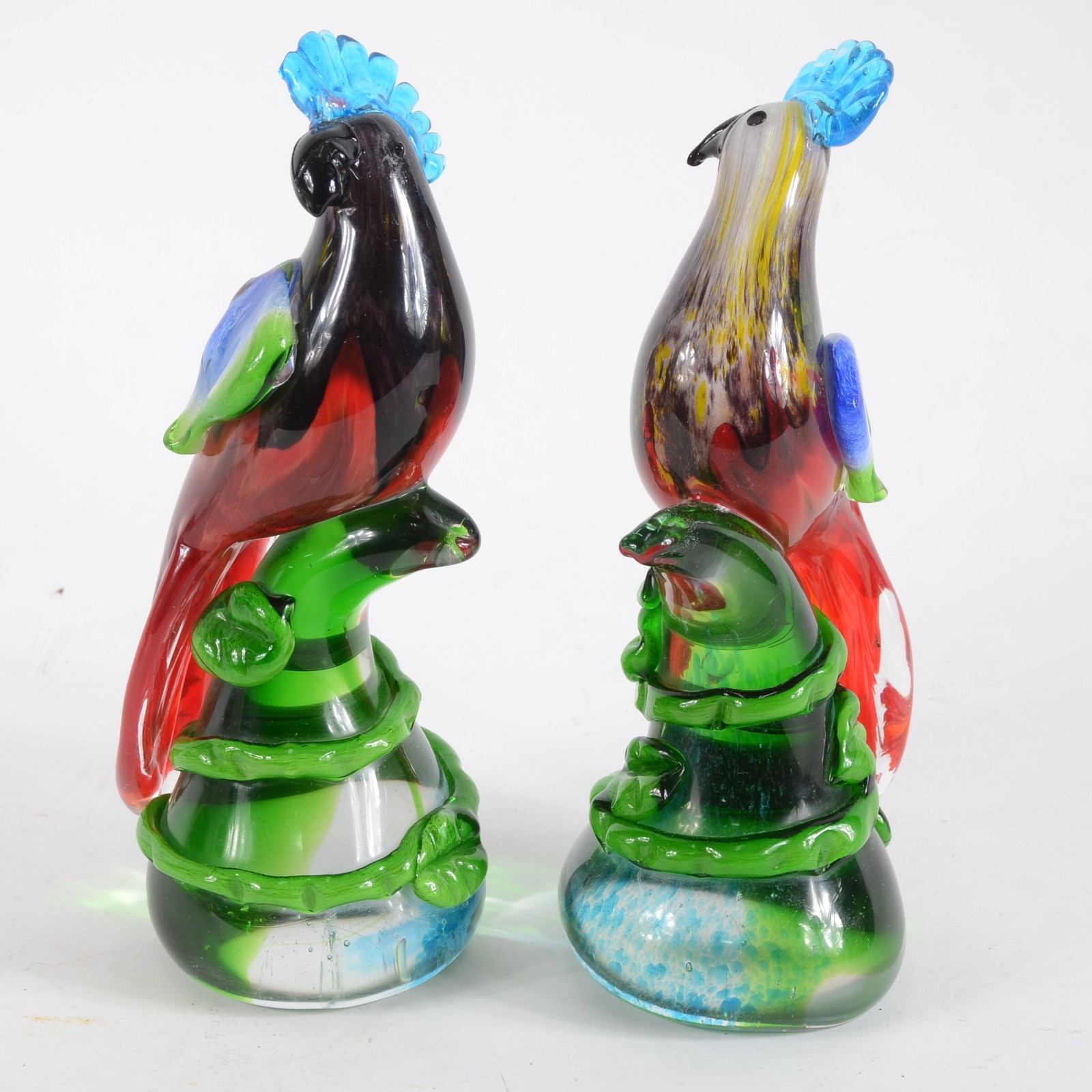 Duas esculturas de vidro policromado de Murano representando pássaros. - foto 2 de 6