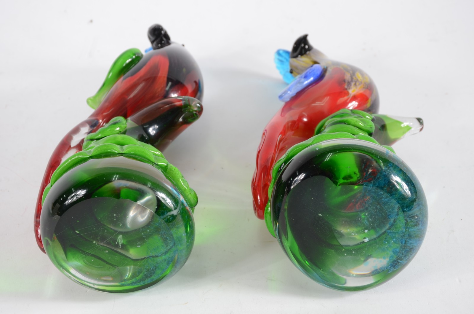 Duas esculturas de vidro policromado de Murano representando pássaros. - foto 6 de 6
