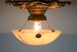 Luminária de alabastro (quebrado e colado) com ... - Luminária de alabastro (quebrado e colado) com suporte de metal dourado com flores em relevo