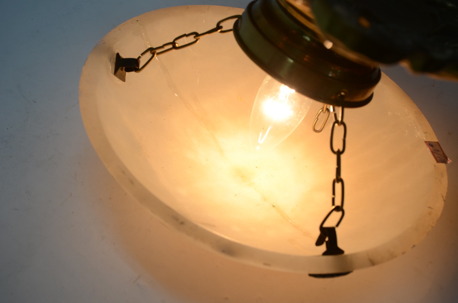 Luminária de alabastro (quebrado e colado) com suporte de metal... - foto 3 de 3