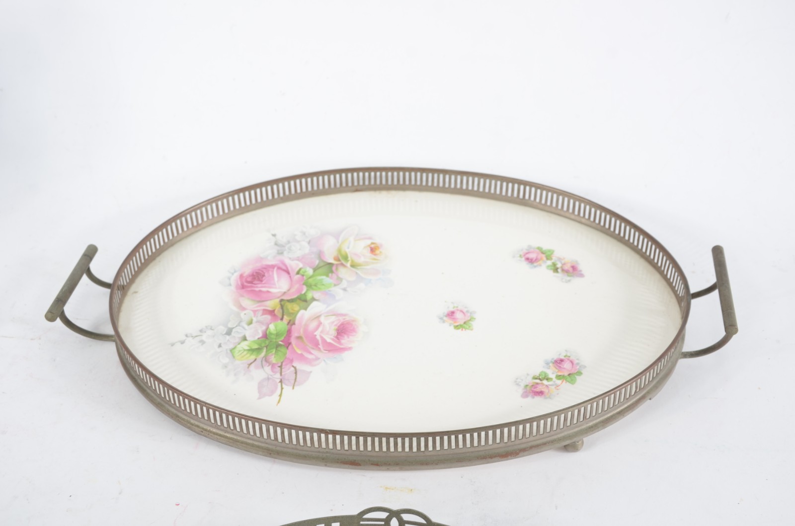 Duas bandejas de faiança com guirlandas florais em policromia, alças... - foto 2 de 4