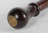 <br>Bengala de madeira nobre, castão com moeda ... - <br>Bengala de madeira nobre, castão com moeda antiga.