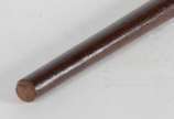 <br>Bengala de madeira nobre, castão com moeda ... - <br>Bengala de madeira nobre, castão com moeda antiga.