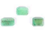 Conjunto composto com 3 pedras esmeraldas, send... - Conjunto composto com 3 pedras esmeraldas, sendo: <br>a- 9,6x5,8mm      1.815ct<br>b- 10,5X5,8mm    1.523ct<br>c- 8.5X 6,5mm     2.069ct