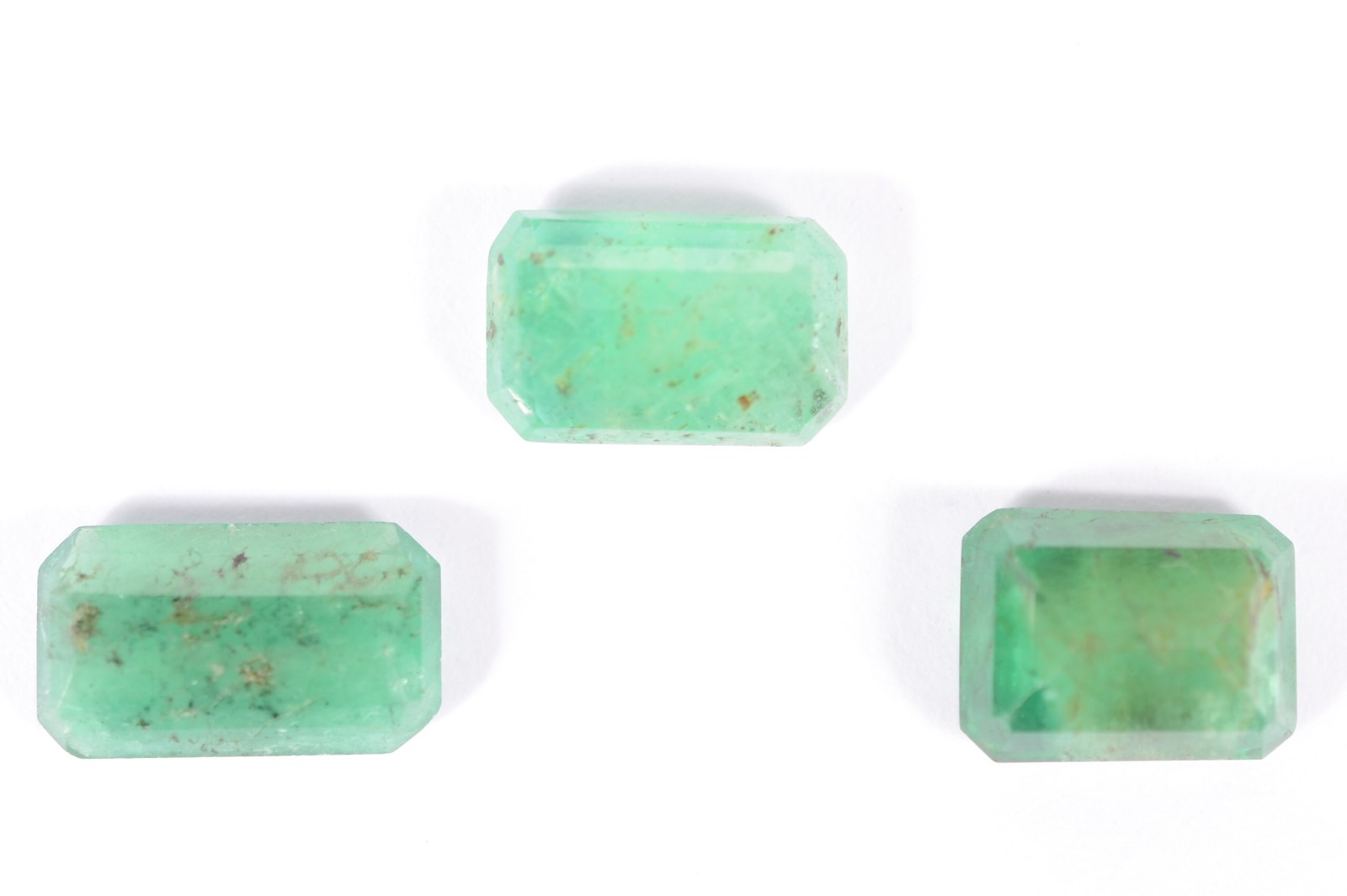 Conjunto composto com 3 pedras esmeraldas, sendo: a- 9,6x5,8mm... - foto 1 de 2