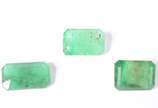 Conjunto composto com 3 pedras esmeraldas, send... - Conjunto composto com 3 pedras esmeraldas, sendo: <br>a- 9,6x5,8mm      1.815ct<br>b- 10,5X5,8mm    1.523ct<br>c- 8.5X 6,5mm     2.069ct